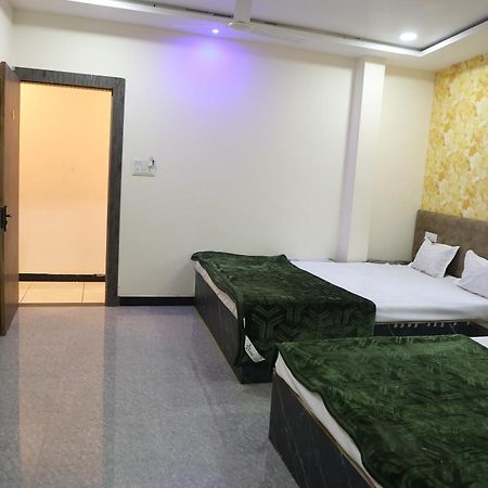 Hotel Somnath Inn Уджайн Стая снимка