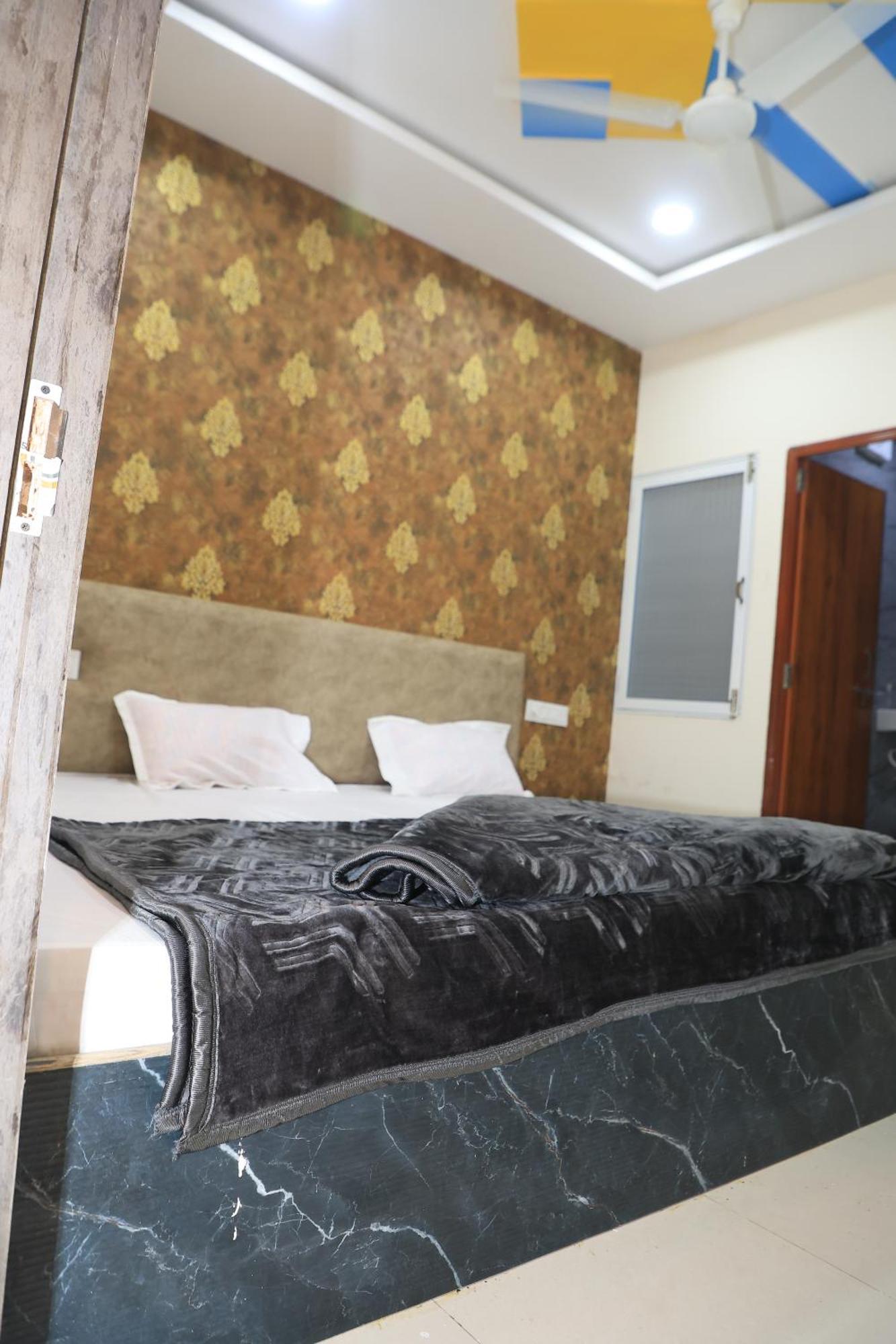 Hotel Somnath Inn Уджайн Стая снимка