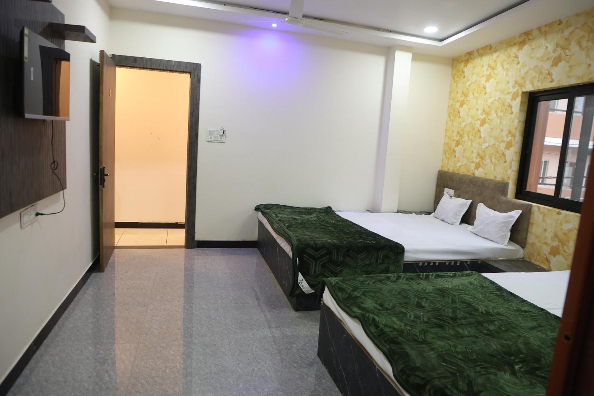 Hotel Somnath Inn Уджайн Стая снимка